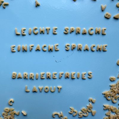 Kreisrundes Foto auf dem Suppenbuchstaben die Titel bildet: Leichte Sprache Einfahce Sprache Barrierefreies Layout