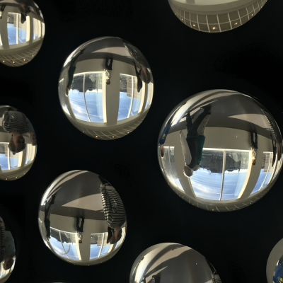 Kreisrundes Foto, das einen Blick durch konkave, fotografische Linsen zeigt.